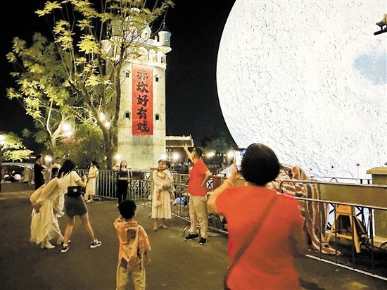 市民游客在赤坎華僑古鎮拍照留念。